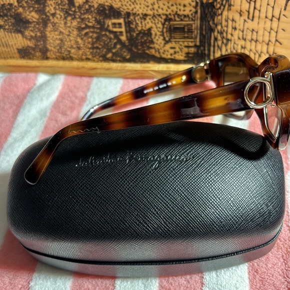 BRAND NEW SALVATORE FERRAGAMO SUNGLASSES - Picture 2 of 8
